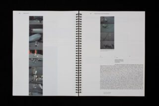 Spiralgebundenes Buch, auf zwei Seiten aufgeschlagen; die linke Seite zeigt eine vertikale Abfolge von Straßenfotos, die rechte Seite hat oben kleinere Fotos und unten einen Textblock.