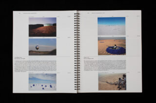 Ein spiralgebundenes Buch liegt aufgeschlagen da und zeigt zwei Seiten mit Farbfotos von Landschaften und Ballons, begleitet von beschreibendem Text und Bildunterschriften unter jedem Bild.