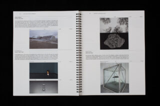 Spiralgebundenes, auf zwei Seiten aufklappbares Buch mit Textbeschreibungen und Farbfotos zeitgenössischer Kunstinstallationen und Skulpturen.