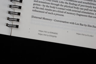 Eine Nahaufnahme einer Buchseite mit Spiralbindung, die einen Abschnitt mit dem Titel „Externer Speicher“ und unten drei verkürzte URLs zeigt.