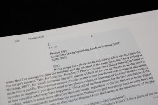 Eine Nahaufnahme einer gedruckten Seite mit Text über Francis Alÿs’ Werk „Sometimes Doing Something Leads to Nothing (1997)“ mit dem Datum 01.07.2011.