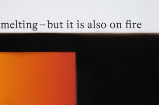 Zugeschnittenes Bild des Textes „Schmelzen – aber es brennt auch“ über orangefarbenen und schwarzen Farbblöcken.