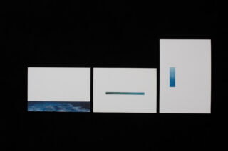 Drei weiße rechteckige Karten auf schwarzem Hintergrund, jede mit einem minimalistischen blauen Ozeanbild: ein breiter Streifen unten links, ein dünner horizontaler Streifen in der Mitte und ein vertikaler Streifen rechts.