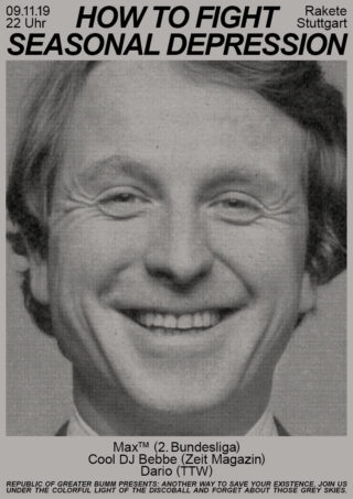 Schwarzweiß-Poster mit einem lächelnden Mann im Anzug, Veranstaltungsdetails oben und einem Text, der für eine Party gegen saisonale Depressionen in Stuttgart wirbt.