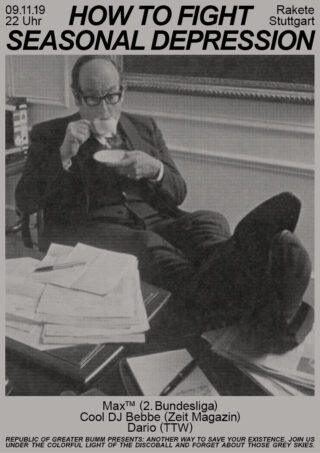 Ein Mann im Anzug sitzt in einem Sessel, trinkt aus einer Tasse und hält eine Untertasse in der Hand. Neben ihm liegen verstreut Papiere auf dem Tisch. Ein Text wirbt für eine Veranstaltung zum Thema „Kampf gegen saisonale Depressionen“.