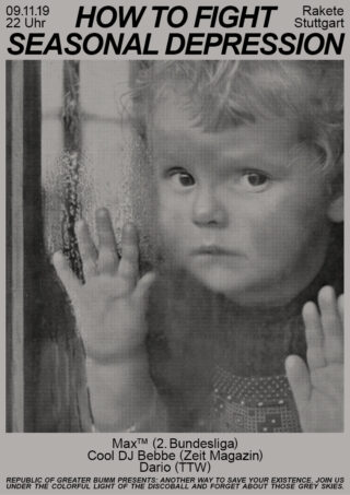 Ein kleines Kind mit traurigem Gesichtsausdruck drückt sein Gesicht und seine Hände gegen ein regennasses Fenster; Veranstaltungsdetails und ein Text über den Kampf gegen saisonale Depressionen überlagern das Bild.