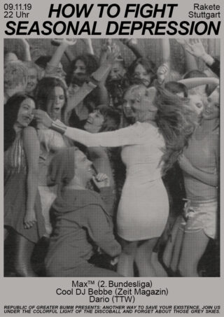 Schwarz-Weiß-Foto von eng tanzenden und feiernden Menschen auf einer Party, mit Veranstaltungsdetails zu einer Clubnacht mit dem Titel „So bekämpfen Sie saisonale Depressionen“ im Rakete Stuttgart.