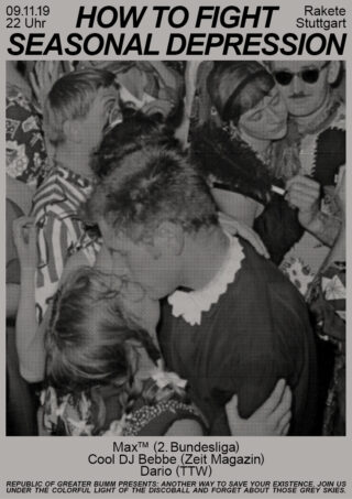 Eine Menschenmenge tanzt und umarmt sich bei einer ausgelassenen Party im Discolicht, unter dem Text, der für eine Veranstaltung zur saisonalen Depression in Stuttgart wirbt.