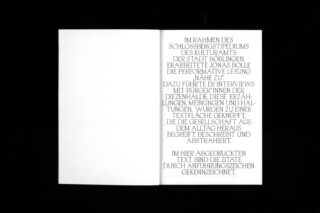 Ein aufgeschlagenes Heft auf schwarzem Untergrund zeigt einen Block deutschen Texts über ein künstlerisches Projekt mit Interviews und performativen Lesungen.