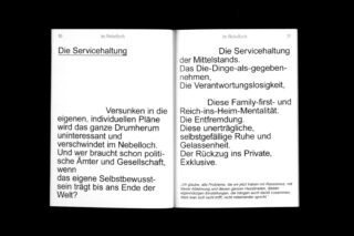 Ein auf den Seiten 16 und 17 aufgeschlagenes Buch zeigt deutschen Text in einer klaren serifenlosen Schriftart und behandelt Themen wie Servicebereitschaft, Gesellschaft und persönliches Selbstvertrauen.