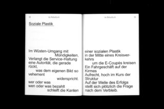 Offenes Buch mit deutschem Text mit dem Titel „Soziale Plastik“ auf beiden Seiten, mit links- und rechtsbündiger Prosa in großer schwarzer Schrift auf weißen Seiten.