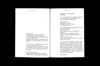 Ein offenes Buch zeigt die Seiten 24 und 25 mit gedrucktem deutschem Text in schwarzer Schrift auf weißem Papier vor schwarzem Hintergrund.