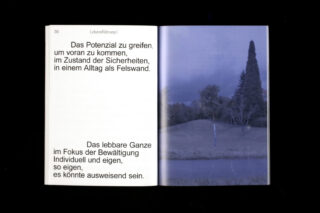 Ein aufgeschlagenes Buch mit deutschem Text auf der linken Seite und einem Landschaftsfoto mit einem Baum und einem Hügel in der Abenddämmerung auf der rechten Seite.