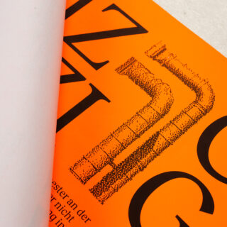 Eine Nahaufnahme einer orangefarbenen Seite mit fetten schwarzen Buchstaben und einer pixeligen, gepunkteten Illustration eines gebogenen Rohrs, das teilweise mit einem weißen Blatt bedeckt ist.