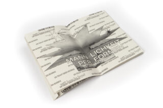 Ein gefaltetes Booklet mit dem deutschen Text „Männlichkeit performen“ auf dem Cover, mit abstrakten Starburst-Grafiken und zusätzlichen kleineren Textelementen.