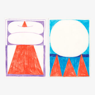 Zwei abstrakte Zeichnungen: Die linke zeigt rote Dreiecksformen unter zwei abgerundeten weißen Formen, die rechte zeigt drei rote Dreiecke unter einem großen weißen Kreis, beide auf farbigem Hintergrund.