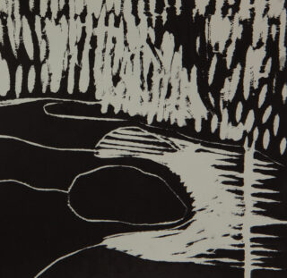 Abstraktes Schwarzweiß-Kunstwerk mit kräftigen, unregelmäßigen Linien und Formen, die an einen Wald oder eine Landschaft mit kontrastierenden hellen und dunklen Bereichen erinnern.