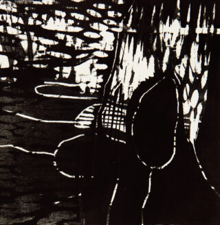 Abstraktes Schwarzweiß-Kunstwerk mit kräftigen, unregelmäßigen Formen und Linien, das einer Mischung aus organischen und geometrischen Formen ähnelt, mit kontrastreichen Bereichen in der gesamten Komposition.