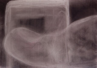 Abstraktes Kunstwerk mit durchscheinenden, überlappenden Formen in sanften Weiß- und Grautönen auf dunklem Hintergrund, die einen dunstigen und ätherischen Effekt erzeugen.