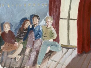 Vier Personen sitzen eng beieinander auf einer Bank in der Nähe eines Fensters mit roten Vorhängen; die Szene ist in einem impressionistischen Stil mit gedämpften Farben gemalt.