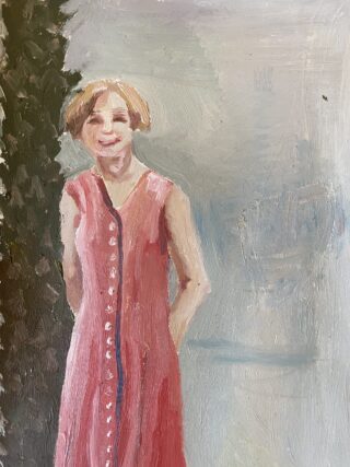 Ein Gemälde einer Person mit kurzen hellen Haaren, die ein ärmelloses rosa Kleid trägt und vor einem strukturierten Hintergrund in Grün- und Grautönen steht.