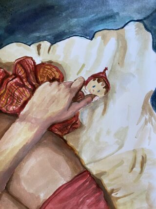 Eine Hand hält eine kleine, rot gekleidete Puppe auf einem Bett mit cremefarbener Bettwäsche, dargestellt in einem Aquarell.
