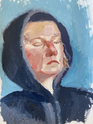 Ein Gemälde einer Person, die ein dunkles Kapuzengewand trägt, die Augen geschlossen hat und vor einem hellblauen Hintergrund nach oben blickt.