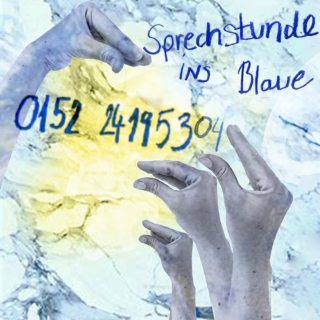 Auf einem blau-gelb marmorierten Hintergrund strecken sich vier blasse Hände nach oben, mit dem handgeschriebenen Text: „Sprechstunde ins Blaue“ und einer Telefonnummer, 0152 24195304.
