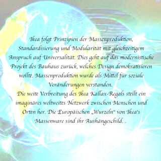 Deutscher Text auf abstraktem Wasser- und Gelbhintergrund, der die Massenproduktionsprinzipien, die Modularität und den weltweiten Einfluss des Kallax-Regals von Ikea erörtert.