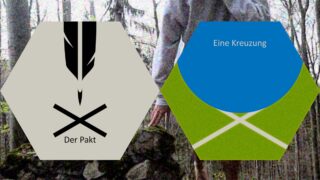 Zwei sechseckige Spielplättchen, links eine schwarze Feder und gekreuzte Linien mit dem Text „Der Pakt“, rechts kreuzende Wege und eine blaue Fläche mit dem Text „Eine Kreuzung“.