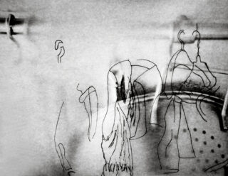 Abstraktes Schwarzweißbild, das schwache Umrisse von Kleiderbügeln, Kleidung und undeutlichen Formen vor einem unscharfen Hintergrund zeigt.