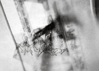 Abstrakte schwarze Linienformen überlagern einen unscharfen Graustufenhintergrund mit vertikalen Mustern und schwachen architektonischen Formen.