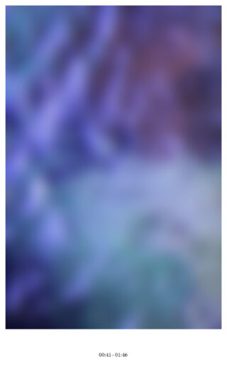 Ein verschwommenes, abstraktes Bild mit blauen, violetten und grünen Farbtönen und einem Zeitstempel „00:41 – 01:46“ zentriert unter dem Bild.