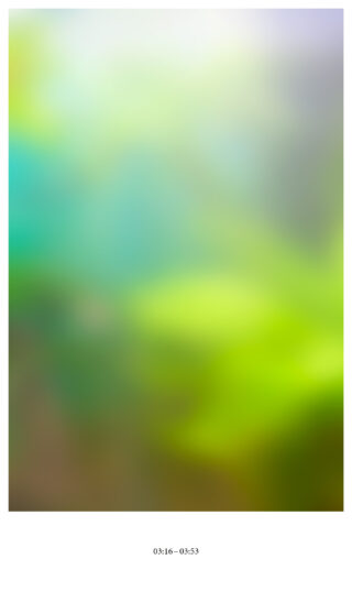 Ein unscharfes abstraktes Bild in Grün-, Gelb-, Blau- und Weißtönen. Unten in der Mitte wird die Uhrzeit „03:16 – 03:53“ angezeigt.