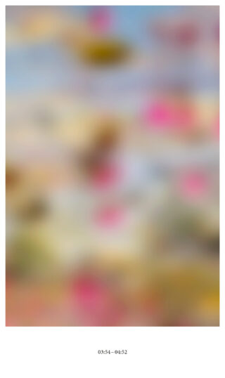 Ein verschwommenes, abstraktes Bild in den Farben Rosa, Blau, Grün und Braun; der Zeitstempel „03:54 – 04:52“ befindet sich unten zentriert.
