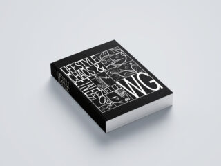 Ein schwarzes Buch mit dem Titel „Lifestyle Chaos & Spezielle WG“ zeigt fettgedruckten weißen Text und abstrakte Strichzeichnungen auf dem Cover, fotografiert auf einer hellgrauen Oberfläche.