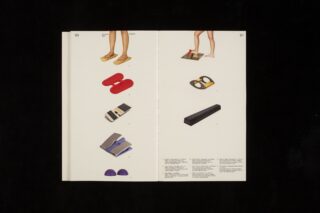 Zwei aufgeschlagene Seiten eines Katalogs mit verschiedenen Fußtrainings- und Massagegeräten, mit Bildern von Füßen, die auf schwarzem Hintergrund die Anwendung demonstrieren.