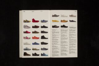 Ein geöffneter Katalog zeigt auf der linken Seite Reihen verschiedener Sportschuhe und auf der rechten Seite ausführliche Produktbeschreibungen, alles vor einem schwarzen Hintergrund.