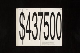 Auf einem offenen Buch ist die Zahl 43.750 US-Dollar in großer, fetter schwarzer Schrift auf beiden Seiten vor weißem Hintergrund zu sehen.