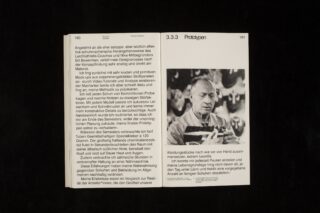 Ein aufgeschlagenes Buch zeigt die Seiten 160 und 161 mit deutschem Text und auf der rechten Seite ein Schwarzweißfoto eines Mannes, der einen Schuhprototyp hält.