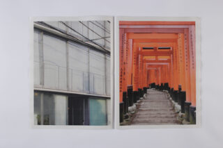 Ein offenes Buch zeigt zwei Seiten: Auf der linken Seite ist ein modernes Glasgebäude abgebildet, während auf der rechten Seite ein Weg durch rote Torii-Tore eines japanischen Schreins dargestellt ist.