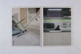 Eine aufgeschlagene Zeitschrift zeigt auf der linken Seite das Foto eines Autos mit hochgeklappten Scheibenwischern und auf der rechten Seite eine wartende Person, während ein Zug vorbeifährt.