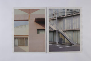 Zwei Fotos moderner Stadtgebäude, eines mit geometrischen Formen und hellen Wänden, das andere zeigt eine Außentreppe und Stromleitungen vor einer Glasfassade.