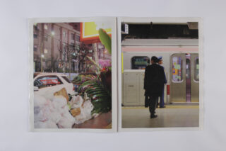 Linke Seite: Ein Stapel Müllsäcke neben einem geparkten Auto auf einer Stadtstraße. Rechte Seite: Zwei uniformierte Personen stehen auf einem Bahnsteig neben einem Zug.