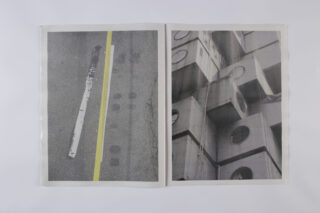 Auf der linken Seite ist eine abgenutzte Straßenmarkierung auf Asphalt zu sehen; auf der rechten Seite ist eine Nahaufnahme modularer Betonbaueinheiten mit runden Fenstern zu sehen.