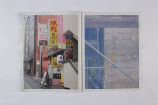 Auf der linken Seite ist eine schmale Straße mit vertikalen japanischen Schildern und einem Nagelstudio zu sehen; auf der rechten Seite ist ein blau getöntes Fenster mit Spiegelungen und einem gelben Blatt zu sehen.