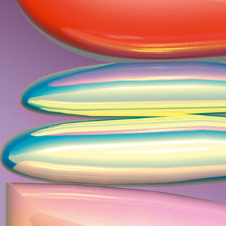 Vier glänzende, abstrakte, pillenförmige Objekte in Rot, Blau, Gelb und Pink sind vor einem sanft violetten Hintergrund mit Farbverlauf gestapelt.