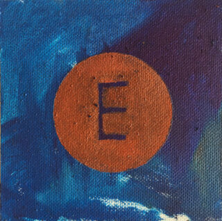 Ein orangefarbener Kreis mit einem dunkelblauen Buchstaben „E“ in der Mitte, vor einem blau und violett bemalten Hintergrund.