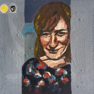 Ein gemaltes Porträt einer Person mit heller Haut, braunem Haar und gemustertem Hemd vor einem graublauen Hintergrund mit zwei kleinen kreisförmigen Formen in der oberen linken Ecke.