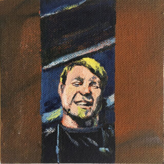 Ein gemaltes Porträt eines Mannes mit hellem Haar und einem leichten Lächeln vor einem abstrakten blauen und braunen Hintergrund auf Leinwand.